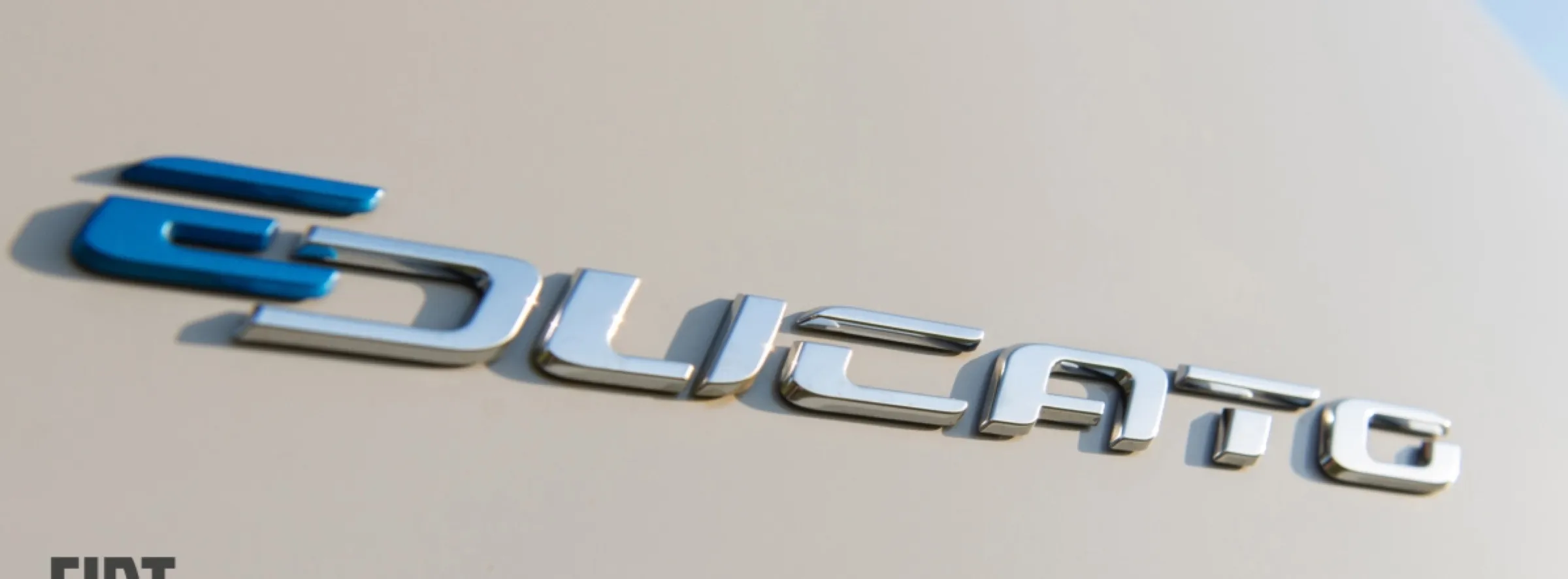 Ducato-Schriftzug am Heck eines FidiBus Elektro Campers