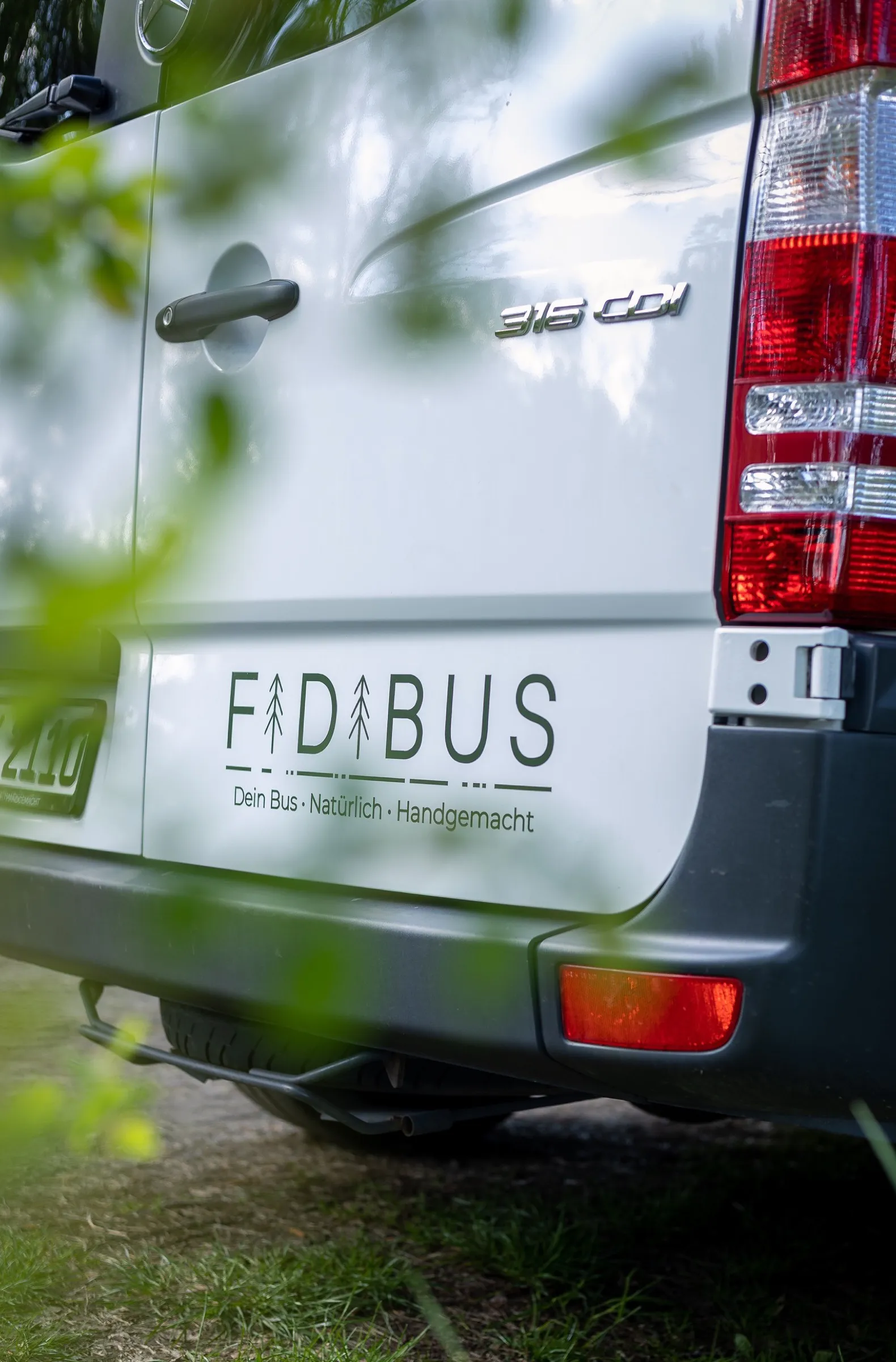 FidiBus Campervan mit geöffneten Hecktüren