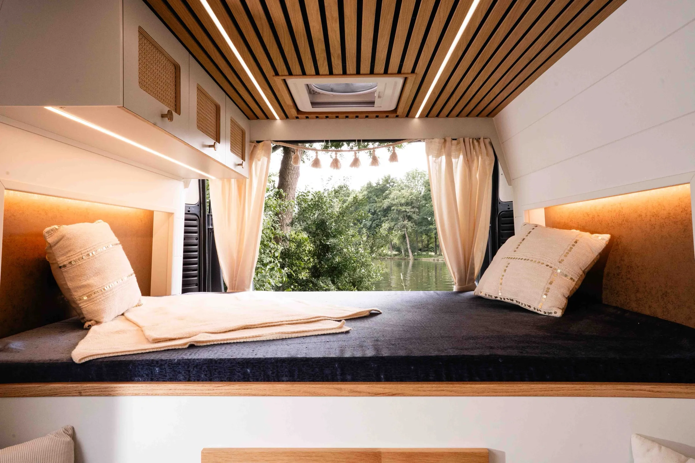 Bett und Sitzbereich des FidiBus Juna von hinten