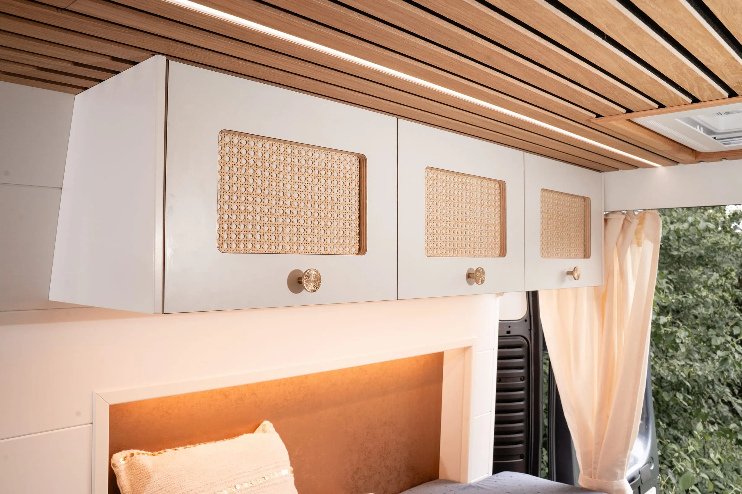 Oberschränke mit Rattanfronten unter der Lattendecke
