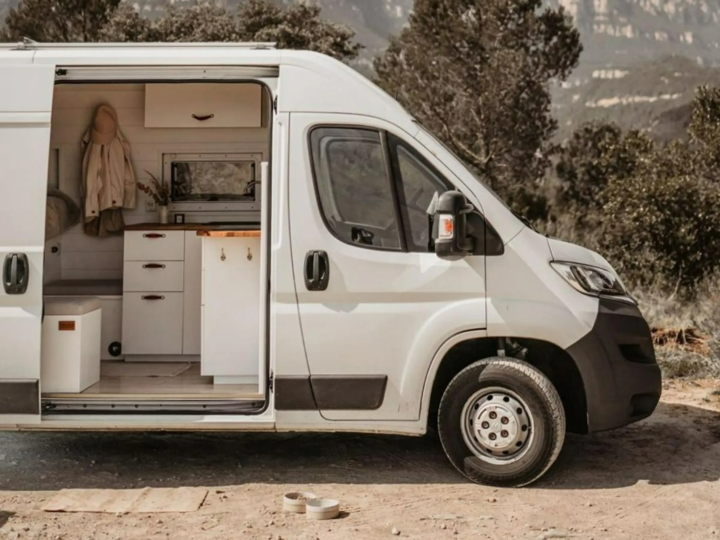 Fertiger FidiBus Campervan mit geöffneter Schiebetür in den Bergen